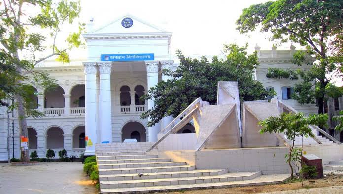 কালাে ব্যাচ ধারণ করে